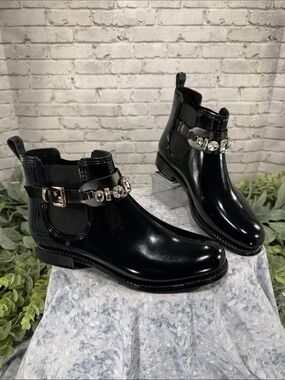 HENRY FERRERA “Marsala” Glossy Black Gemstone Ankle Rain Boots WMS 7M🖤EUC
